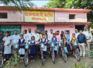 नि: शुल्क सायकल वितरण कार्यक्रम का आयोजन ।